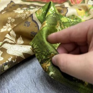The new silk and wool printed fabric is a stylish Chinese-style outerwear