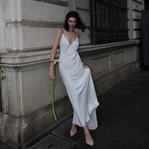 Spaghetti Straps Chiffon Wedding Dress V Neck Sleeveless Backless Simple Bridal Gown A Line Sweep Train Bridal Dress TSWD588