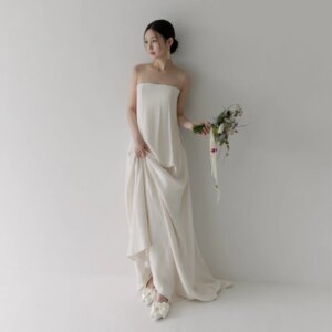 Customized Elegant Soft Satin Wedding Dress For Women Sleeveless A Line Simple Sweep Train Bridal Photoshoot Dress TSWD551