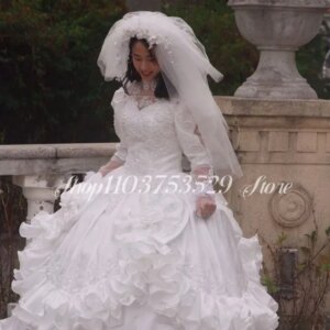 Fluffy Victorian Wedding Dresses Elegant White High Neck Lace Appliqué Ruffled Trim Vintage Black and White Custom فساتين سهره