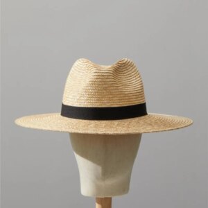 Summer natural hand-woven sunshade hats for men and women wide along resort to show small casual face