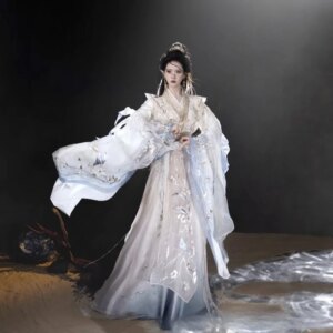 The new Hanfu Ji Yue Yao Guang Feng is a cold and ethereal white garment with heavy embroidery