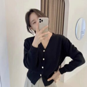 New in spring and autumn, women’s short, loose, V-neck cashmere cardigan, versatile and age-reducing.