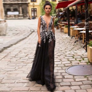 Sexy Deep V-Neck Black Prom Dresses for Women Floor Length A-Line Evening Gowns with Flowers Sweep Train Button Back Party Gowns
