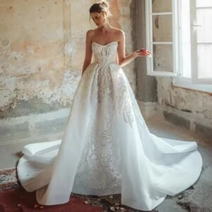 Elegant Beaded Lace Appliques Wedding Dress Strapless Sleeveless Bridal Gown With Train Shiny A-line Long Customized
