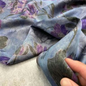 The new product is made of perforated flower rose silk red gauze fabric for a stylish cheongsam dress and