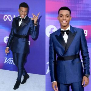 Navy Blue Shiny Mens Wedding Tuxedos Fashion Show Peaked Lapel Jacket Pants Suits 2 Pieces Birthday Party Prom Formal Groom Wear