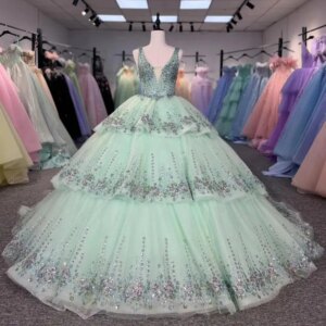 Sparkly Mint Green Princess Quinceanera Dresses Ball Gown Sequin Appliques Lace Crystals Beads Tull Tiered Sweet 16 Dress vestid
