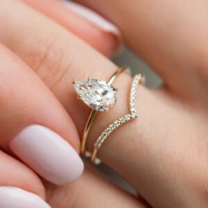 Custom Moissanite Gold Rings 18k 2 Carat Center Brilliant Pear Cut Moissanite Jewelry For Women