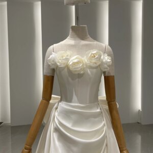 Strapless Pleating Satin Wedding Dress 3D Flower Butterfly Embellished Bridal Gown Cathedral Train Bridal Dress