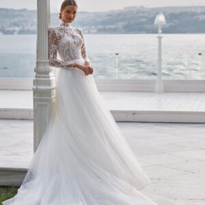 Elegant Long Sleeve Wedding Dress 2025 Charming Lace Applique Bridal Gown Elegant Round Neck Floor-Length Gown Customized