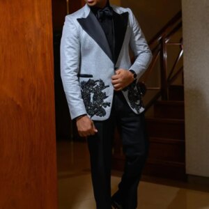 New Modern Tailored Two Pieces Wedding Tuxedos Blazer Pants Peak Lapel One Button Sequins Appliques Fashion Man Suits Customized