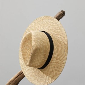 Summer natural hand-woven sunshade hats for men and women wide along resort to show small casual face