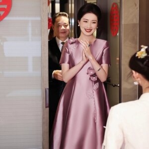 Satin Mother The Bride Dresses Elegant Modest Round Neck A-Line Tea-Length Purple Wedding Guest Dresses