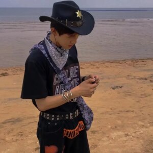 Make old badges casual cowboy hat with large brim and wide shade warm
