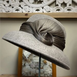 Light luxury wide brim Hepburn style domed woolen hat ladies elegant simple silk linen top