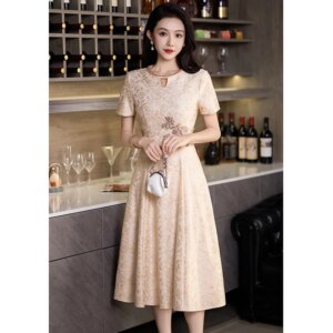 Champagne Satin Mother Of The Groom Dresses Elegant Modest Round Neck A-Line Floor-Length Women Wedding Party Gowns