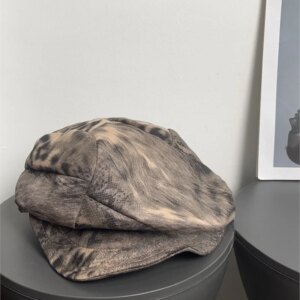 leather and fleece beret a warm pleated cloud-shaped hat that shows off the face small big-headed cap