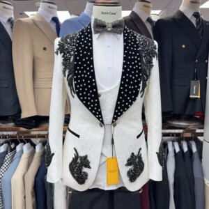 White Men Suits 2 Piece Blazer+Black Pants Crystals Appliqued Luxury Wedding Tuxedo Coat Customized Formal Jacket Trousers