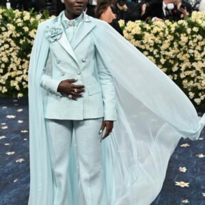 New Design Brilliant Tailored 2 Pieces Women Suits Blazer Pants Double Breasted Cloak Modern Evening Party Wear Women Customized