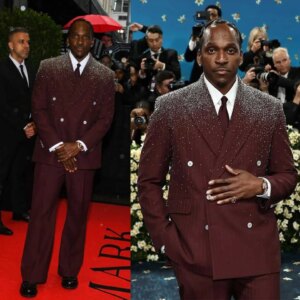 Luxury Rhinestone Men Wedding Suits Peaked Lapel Tuxedos Double Breasted Groom Wear 2 Pcs Jacket Pants Evening Party Customized