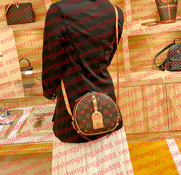 Embossed Letter Designer Bum Bag 7A Designer Waist Bag Bumbag Belt Mens Backpack Tote Crossbody Purses Messenger Men Handbag Fashion Wallet Fannypack08