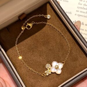 Adjustable Glamorous Flower Motif Bracelet Featuring Delicate Crystalline Accents