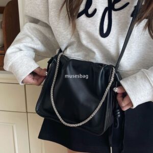 A niche design bag for commuting a new fashionable and high-end feeling pleated and versatile autumn and winter ins single shoulder crossbody bag