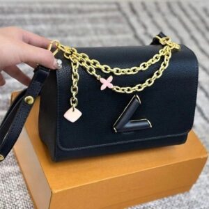 This minimalist black leather bag is suitable for all occasions and goes well with all kinds of clothing. It makes a great gift for others