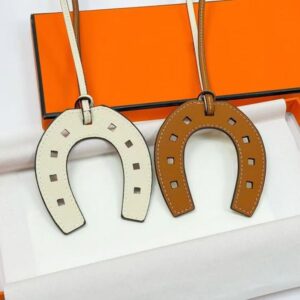 Designer Keychain for Womens Luxury Keyring Keychain Bag pendant Charm Magnetic pendant Stylish Keychain Hangings Leather Keychain