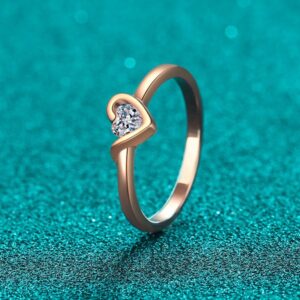 Chic S925 Sterling Silver Moissanite Ring Featuring a Delicate Heart Shape