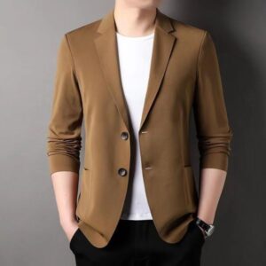 008High-end leisure suit for successful men; outerwear.