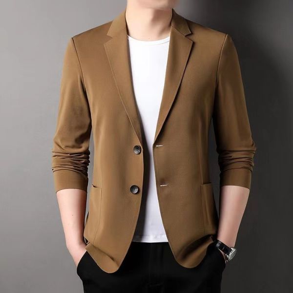 008High-end leisure suit for successful men; outerwear.