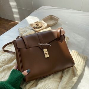 Soft leather large capacity fashionable retro flip back commuting bag for women autumn and winter new single shoulder carrying oversized bag