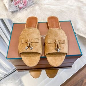 The designer's new deer leather sandals are luxurious, fashionable, and suitable for both men and women. They are made of high-quality deer skin.