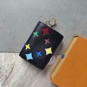 This coin purse adopts a compact and square shape, concealing ample space. It features a card compartment, a banknote compartment