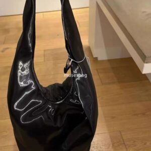 A niche design with a high-end paint finish nylon tote bag for women's new fashionable and versatile large capacity single shoulder carrying crossbody bag