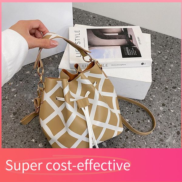Free shipping 2025 new designer trendy bag, bucket bag, casual simple Western style large capacity women's crossbody bag wallet