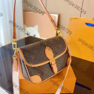 designer Shoulder Bag Totes real leather old flower Diane Baguette handbag large-capacity canvas strap emed Letters colorful new