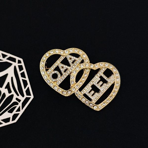 Luxury Letter Pins Brooch Designer Men Women Brooch Inlay Crystal Pearl Pin Jewelry Clothing Decoration Party Accessories