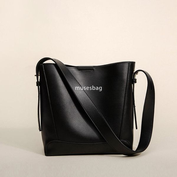 High quality women's fashionable and versatile shoulder bag large capacity handbag, high-end feeling simple and practical bucket bag niche crossbody bag