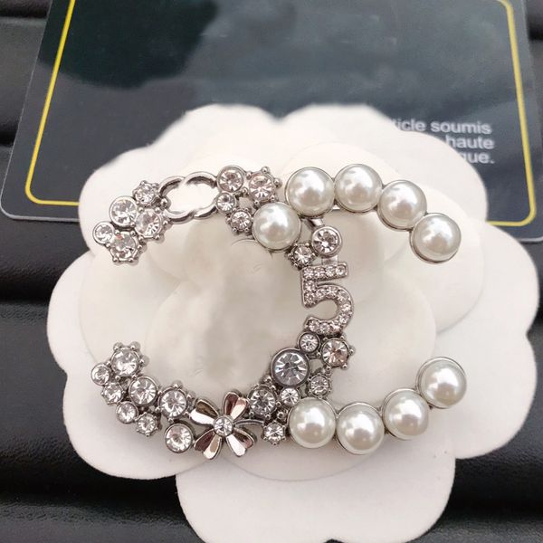 Luxury Brand Designer Brooches Fashion 18K Gold Plated Pin Pearl Brand Letter Pin Brooches Crystal Jewelry Accessorie Wedding Party Gift