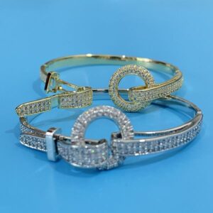 Large round drill belt clasp bracelet – Women's light luxury high-end style cool and elegant hand jewelry, small and unique personalized hand jewelry.