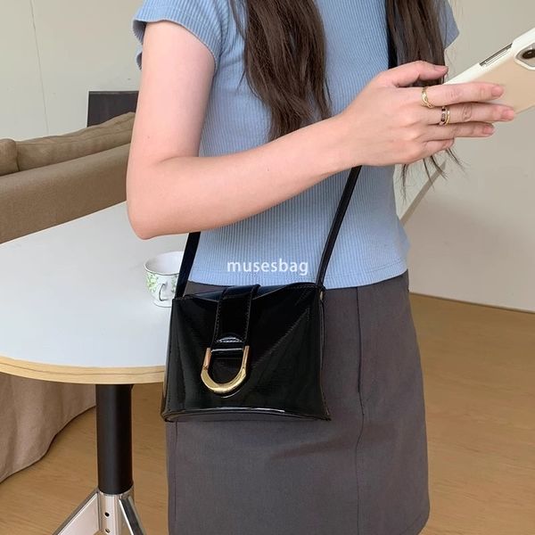 A niche retro patent leather bucket bag for women new fashionable and versatile mobile phone bag horseshoe buckle single shoulder crossbody bag trendy