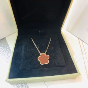 Womens Designer Necklace Pendant Necklaces Classic Jewelry for Women Fritillaria Clover Flowers Design Sister Gift Elegant Wedding Jewelry Whale Accessories