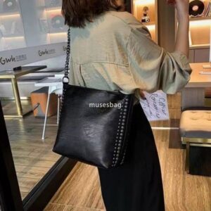 Urban Beauty Simple and Fashionable Tote Women's Bag New Black Soft Large Capacity Handheld Rivet One Shoulder Women's Bucket Bag