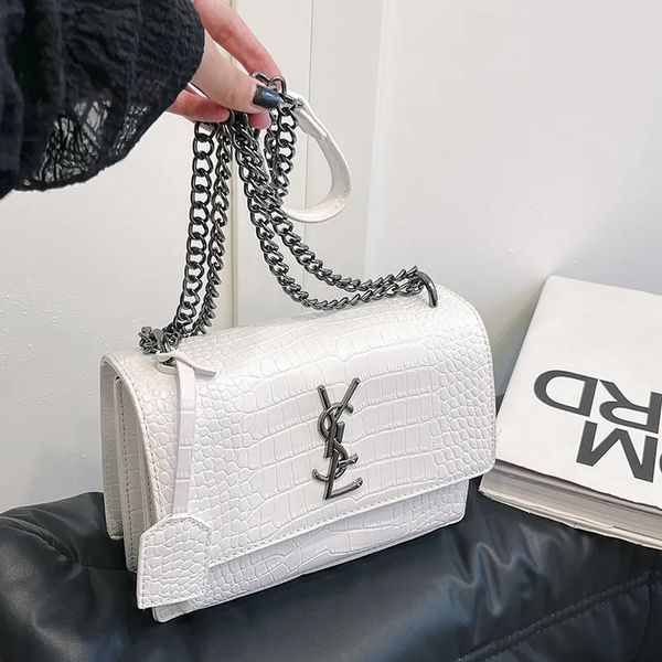 Hot designer bags for womens Shoulder bags red green white brown black retro chain fashionable single shoulder crossbody bag 001