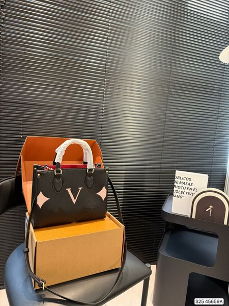 Designer Shoulder Bags Tote bag with classic 3D printing for daily wear and commuting Cross Body