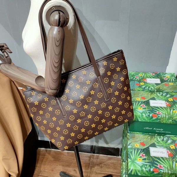 Luxury Designer Bags Fashion Tote Bag Handbags Classic Pattern Leather Chrome Summer Handbags Timeless Luxury Leather Trim Beach Bags Women Shoulder Bag004