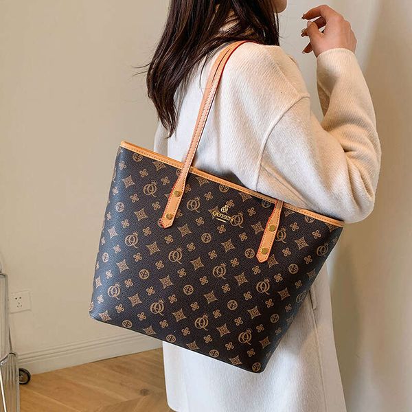 High end, light luxury, large women's fashionable and classic letter printed tote bag, designed with contrasting colors, shoulder bag